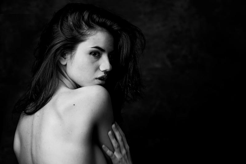 Delaia mirando atras